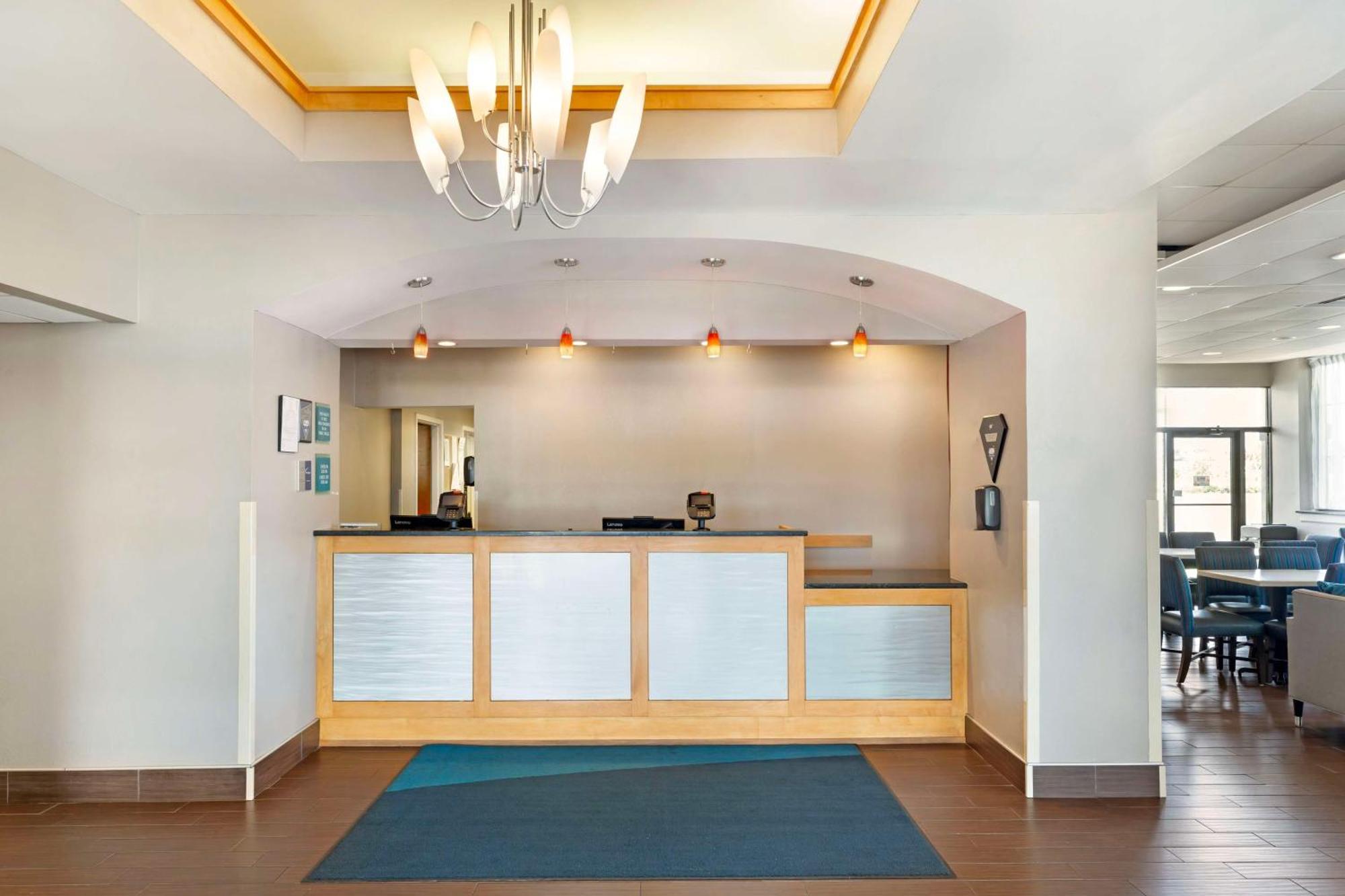 Best Western Hartford Hotel And Suites Экстерьер фото