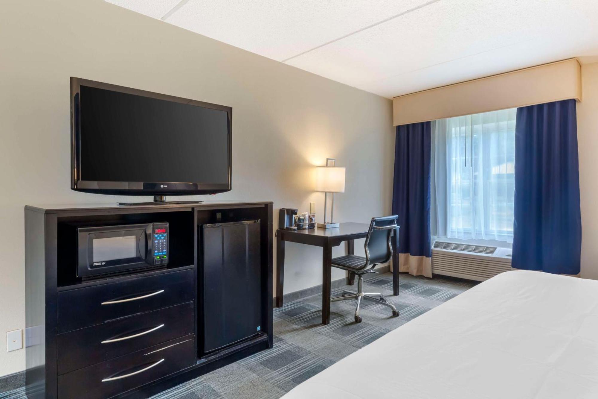 Best Western Hartford Hotel And Suites Экстерьер фото