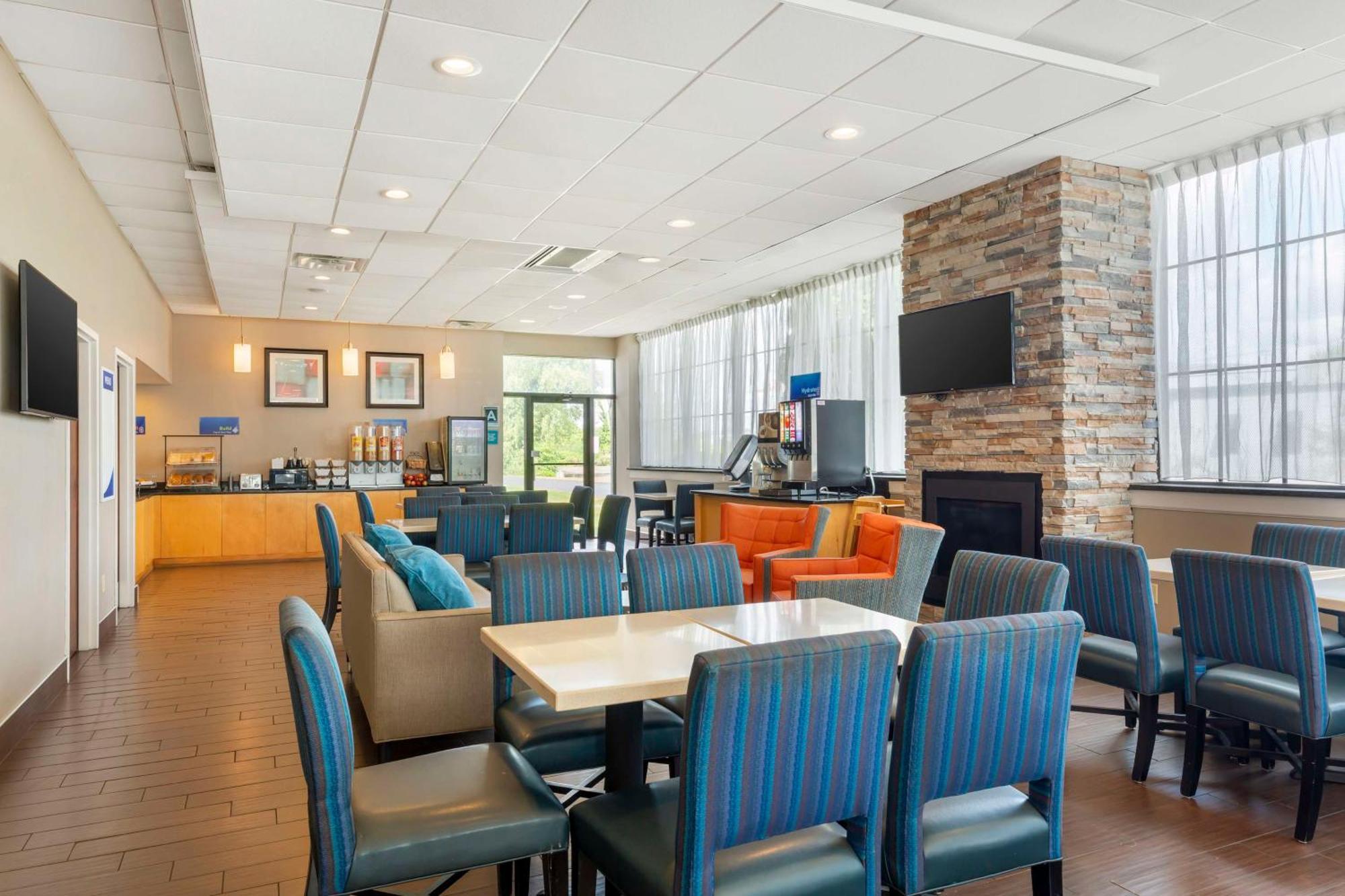 Best Western Hartford Hotel And Suites Экстерьер фото