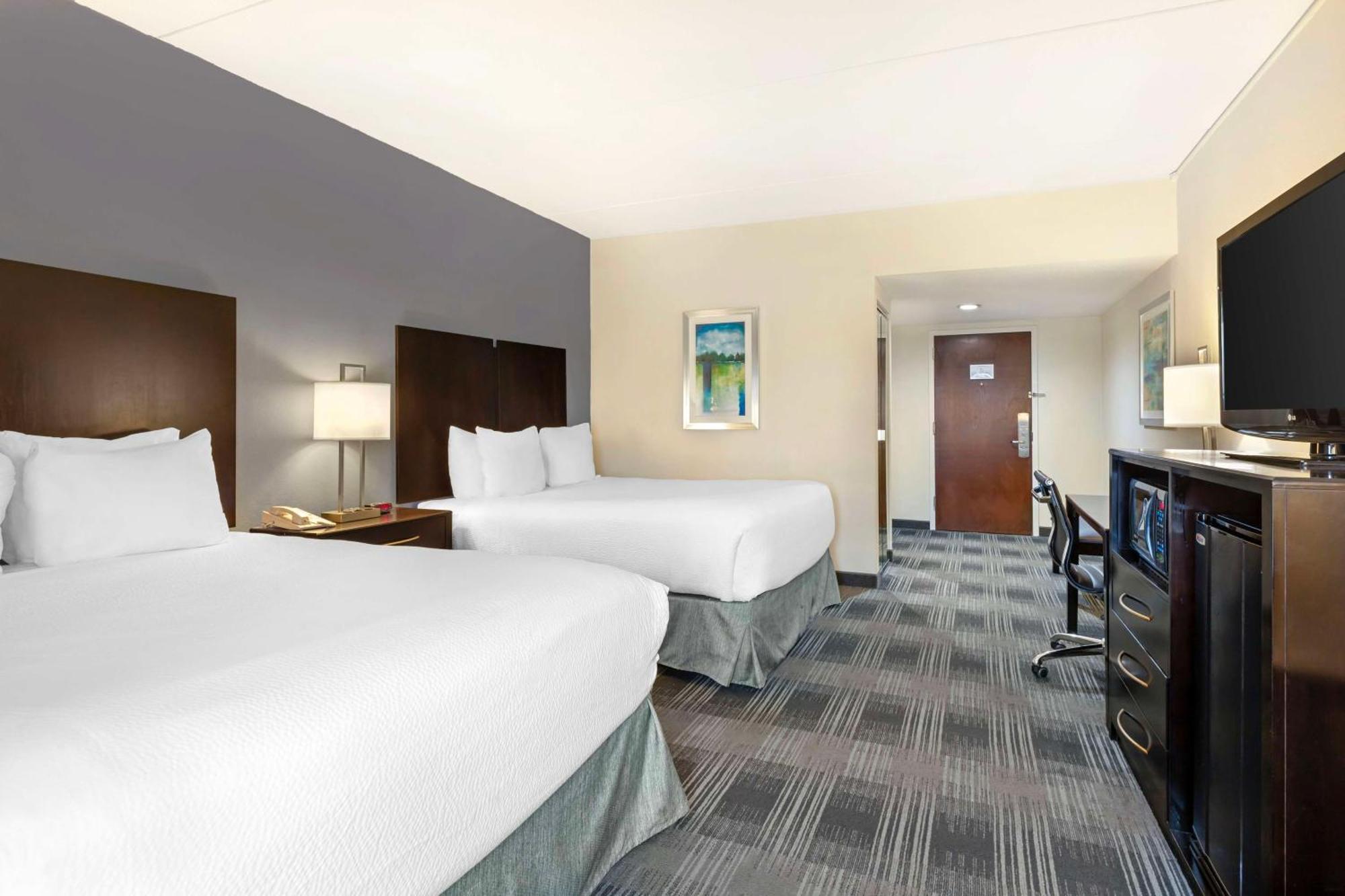 Best Western Hartford Hotel And Suites Экстерьер фото