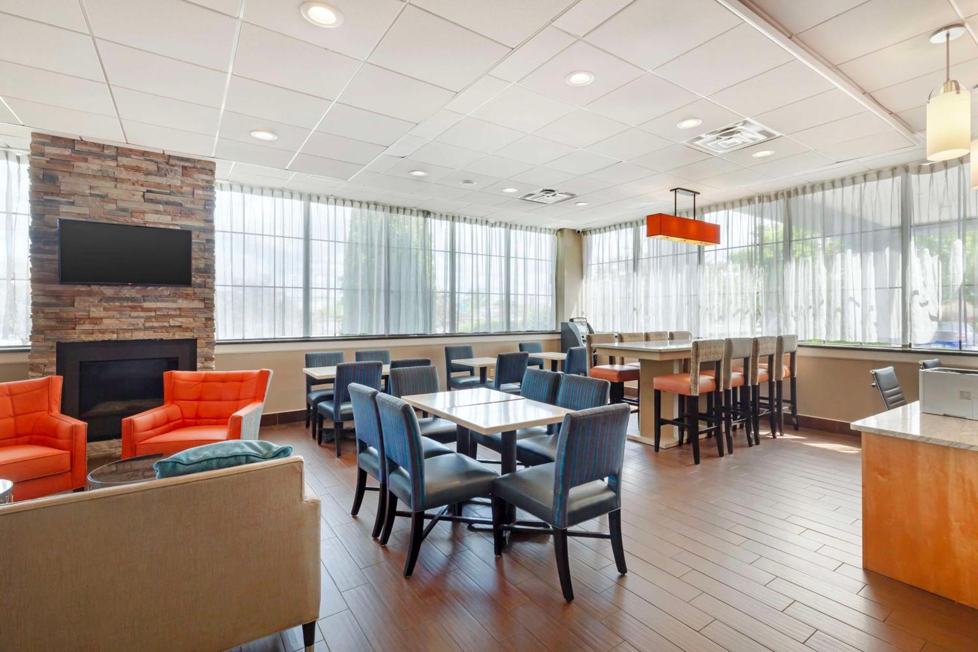 Best Western Hartford Hotel And Suites Экстерьер фото