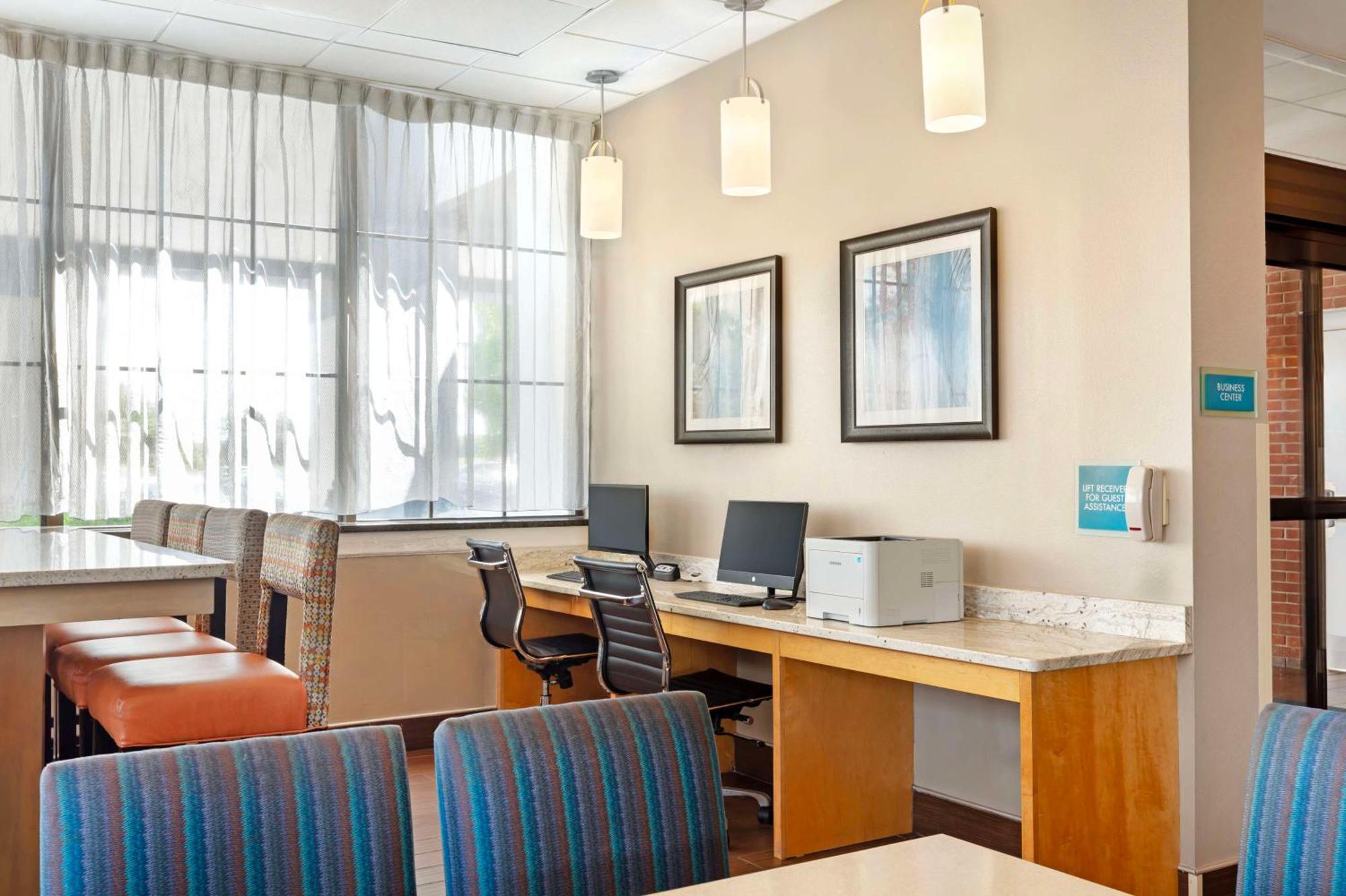 Best Western Hartford Hotel And Suites Экстерьер фото