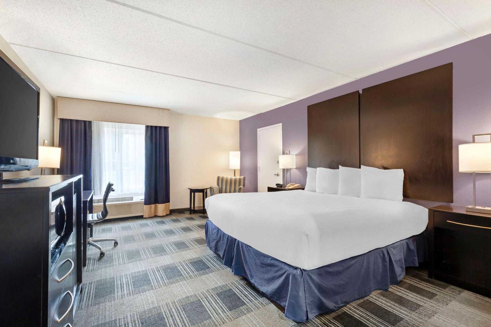 Best Western Hartford Hotel And Suites Экстерьер фото
