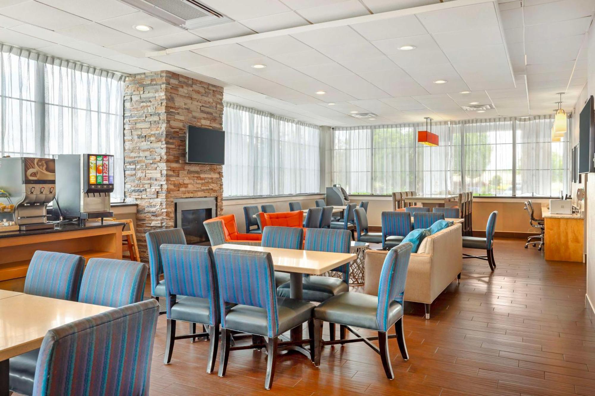 Best Western Hartford Hotel And Suites Экстерьер фото