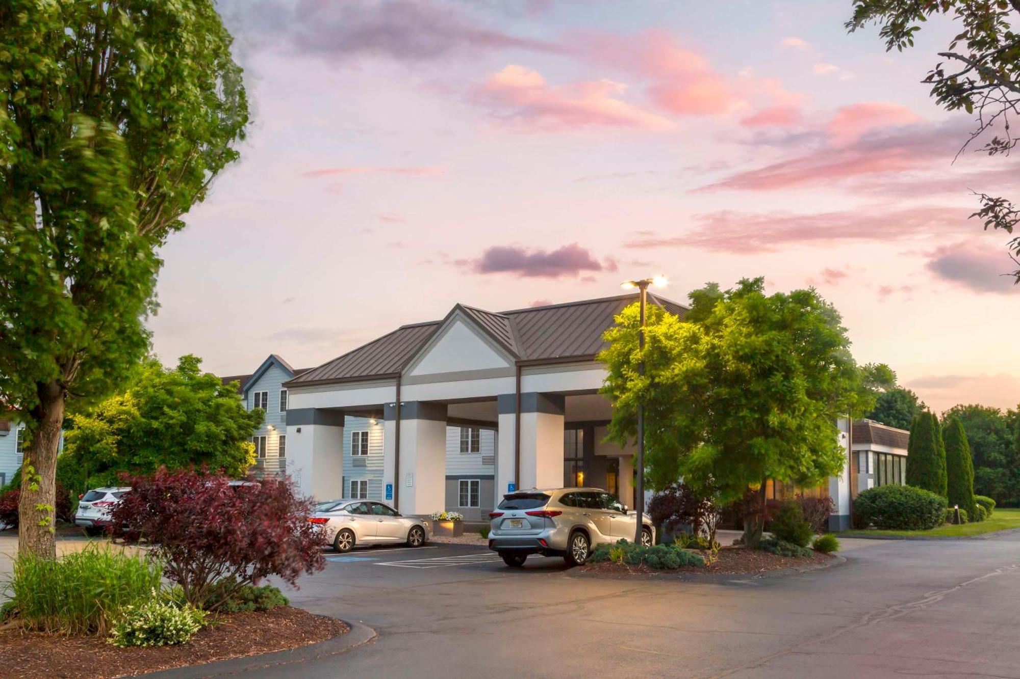 Best Western Hartford Hotel And Suites Экстерьер фото